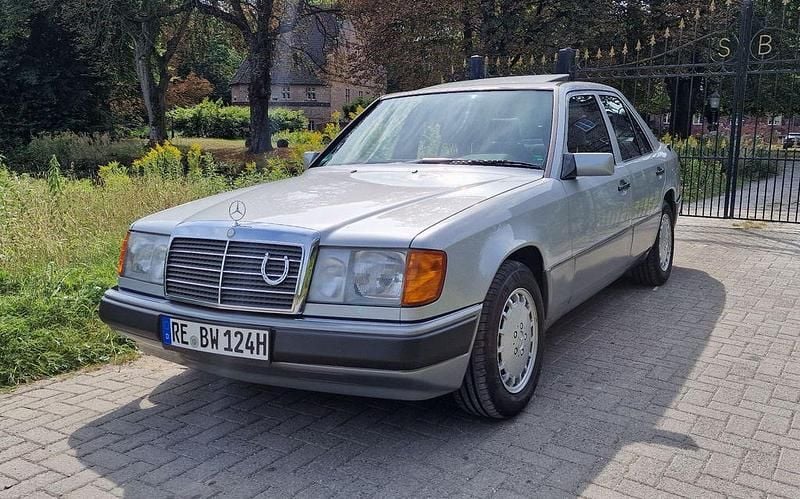 Silber Gebraucht 1990 Mercedes E300 Limousine | 16.900 € - Bild 1/4