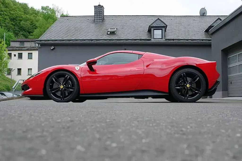 Second-hand Ferrari 296 829 CP (609 kW) 2025 Roșu