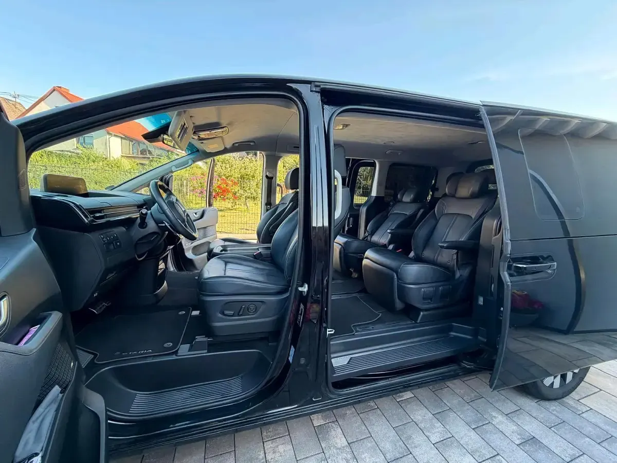 Gebraucht Hyundai Staria Premium 177 PS (130 kW) 2022 Schwarz Van / Kleinbus
