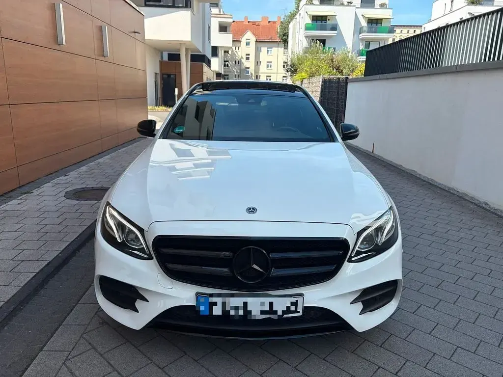 Gebraucht Mercedes E220 AMG line 194 PS (142 kW) 2018 Weiß Limousine