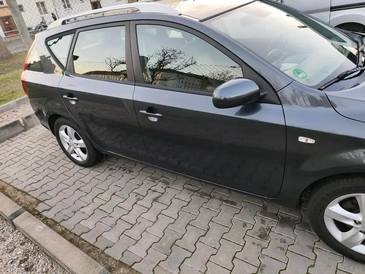 Usado Kia Ceed 90 CV (66 kW) 2011 Gris Utilitario