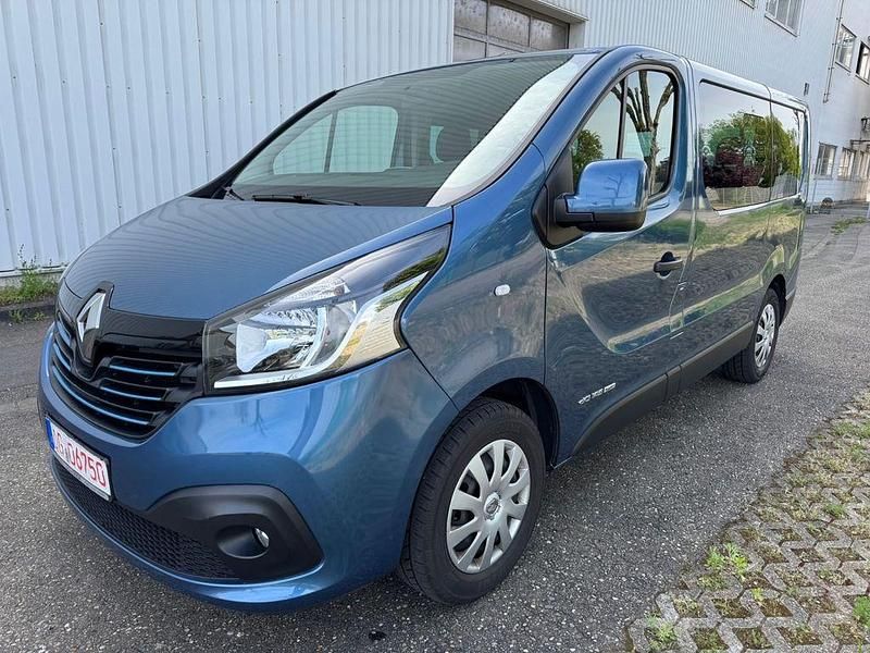 Second-hand Renault Trafic 145 CP (106 kW) 2017 Albastru Monovolum