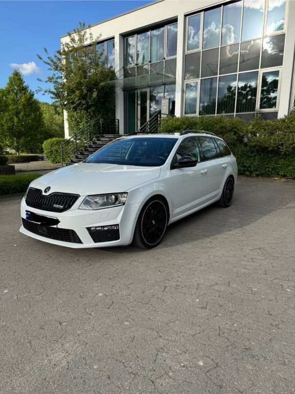 Weiß Gebraucht 2015 Skoda Octavia RS Kombi | 15.999 € (Fairer Preis) - Bild 1/4