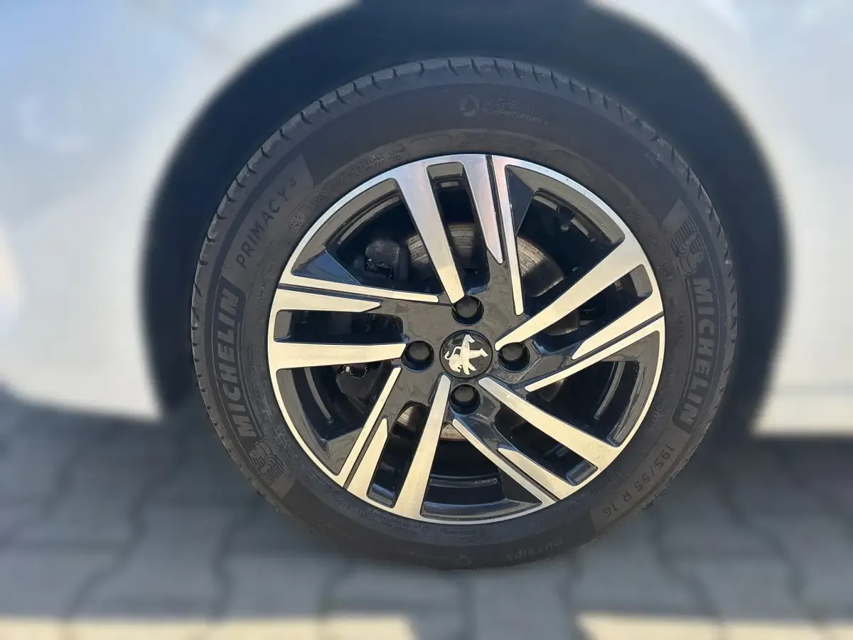 Gebraucht Peugeot 208 Allure 101 PS (74 kW) 2022 Weiß Kleinwagen