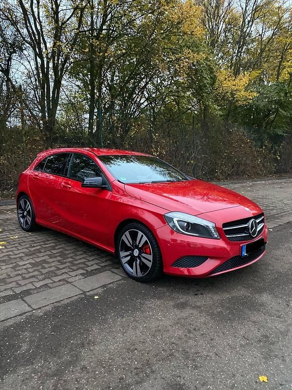 Rot Gebraucht 2014 Mercedes A180 Night Limousine | 11.299 € (Fairer Preis) - Bild 1/4