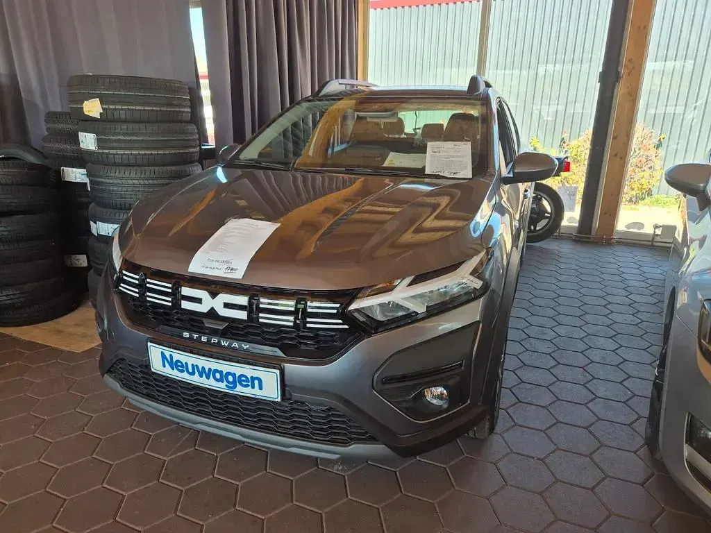 Neu Dacia Sandero Stepway 91 PS (66 kW) 2025 Grau Limousine