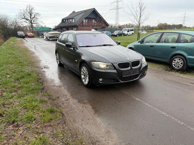 Gebraucht BMW 320 188 PS (138 kW) 2011 Schwarz Kombi