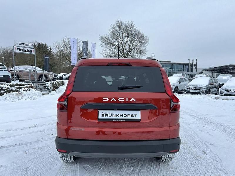 Neu Dacia Jogger Expression 101 PS (74 kW) 2025 Terracottabraun Van / Kleinbus