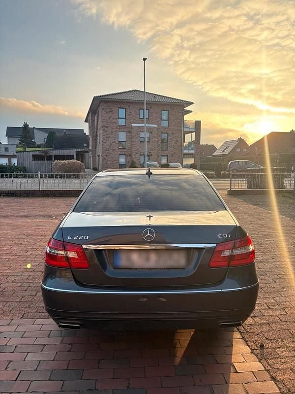 Grau Gebraucht 2013 Mercedes E220 Avantgarde Limousine | 15.150 € (Fairer Preis) - Bild 1/4