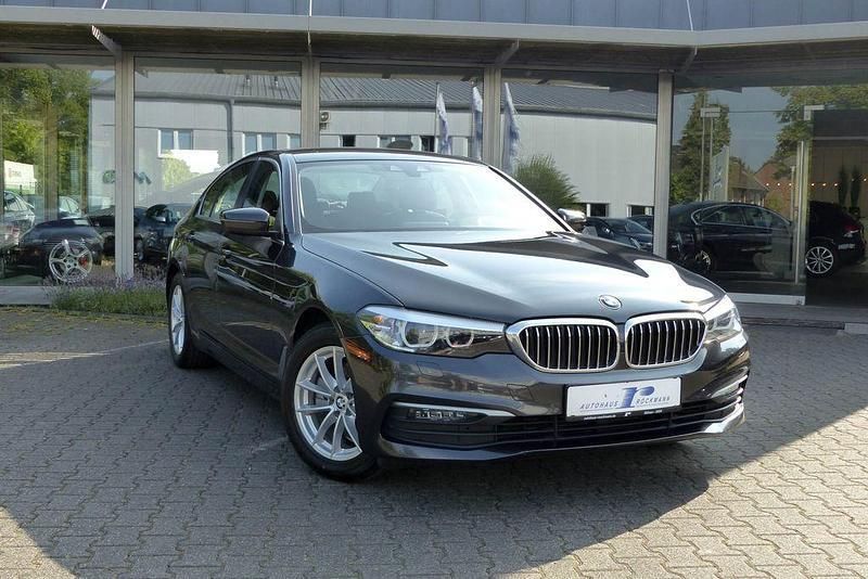 Grau Gebraucht 2020 BMW 520 Sport Line Limousine | 28.390 € (Fairer Preis) - Bild 1/4