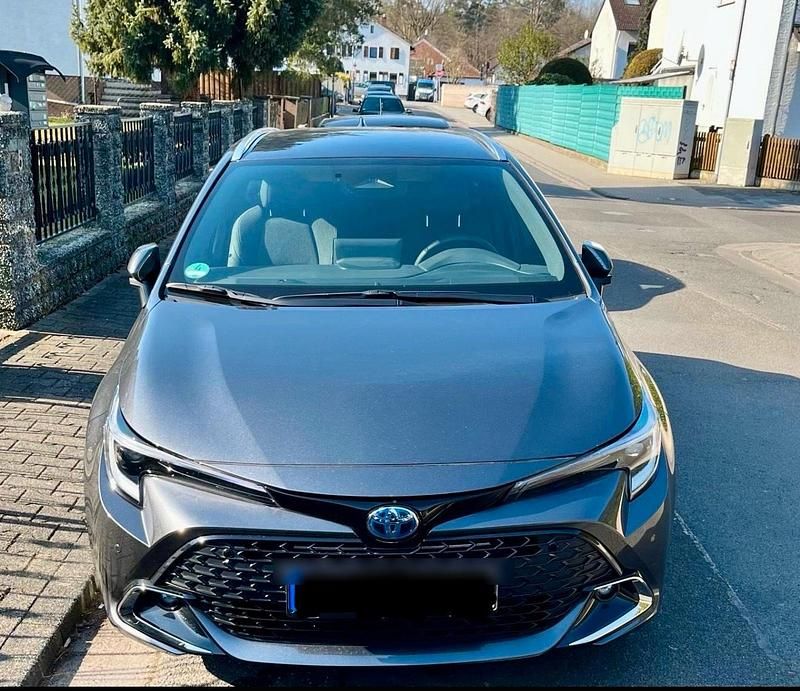 Grau Gebraucht 2024 Toyota Corolla Kombi | 28.000 € (Teuer) - Bild 1/4