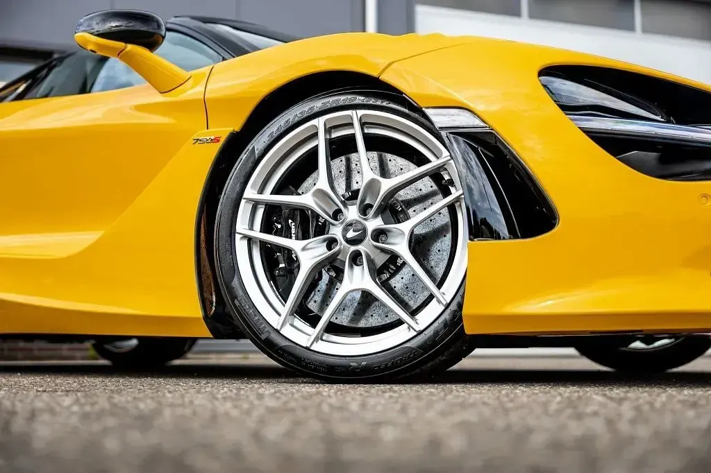 Gebraucht McLaren 750S 751 PS (552 kW) 2024 Gelb Cabrio