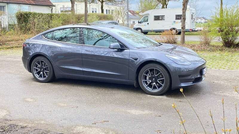 Grau Gebraucht 2022 Tesla Model 3 Limousine | 34.000 € (Teuer) - Bild 1/4