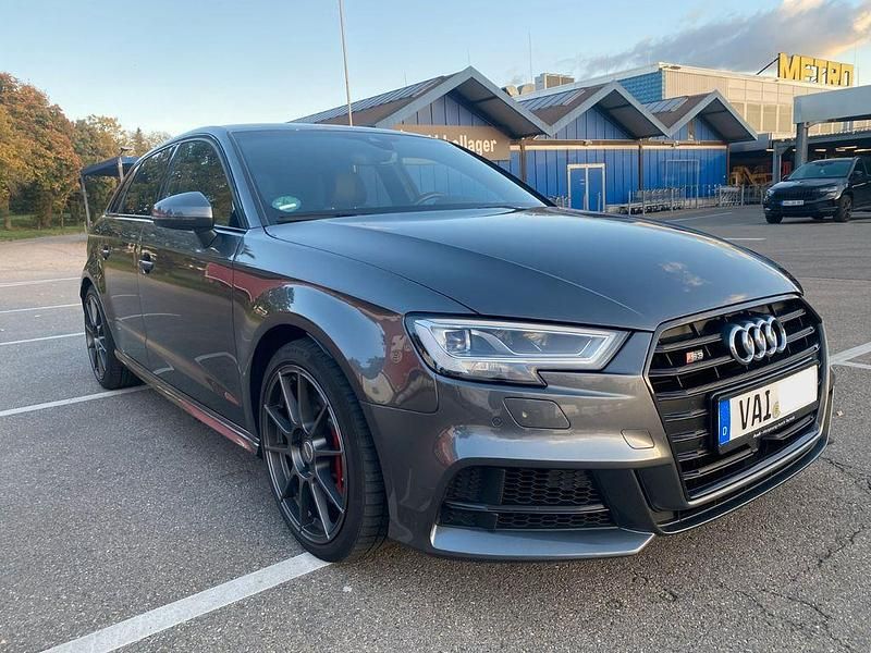 Grau Gebraucht 2018 Audi S3 Sport Limousine | 32.990 € (Fairer Preis) - Bild 1/4