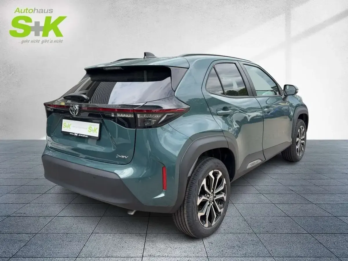 Neu Toyota Yaris Cross 131 PS (96 kW) 2026 Ever rest green metallic SUV