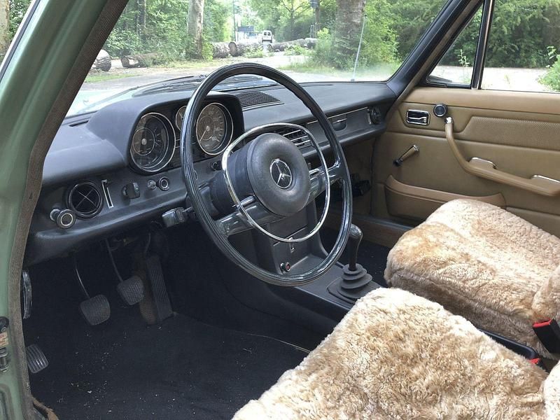 Gebraucht Mercedes 220 60 PS (44 kW) 1973 Grün Limousine