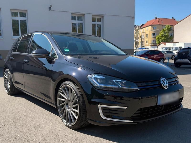 Second-hand VW e-Golf 100 kW (136 CP) 2020 Negru Hatchback