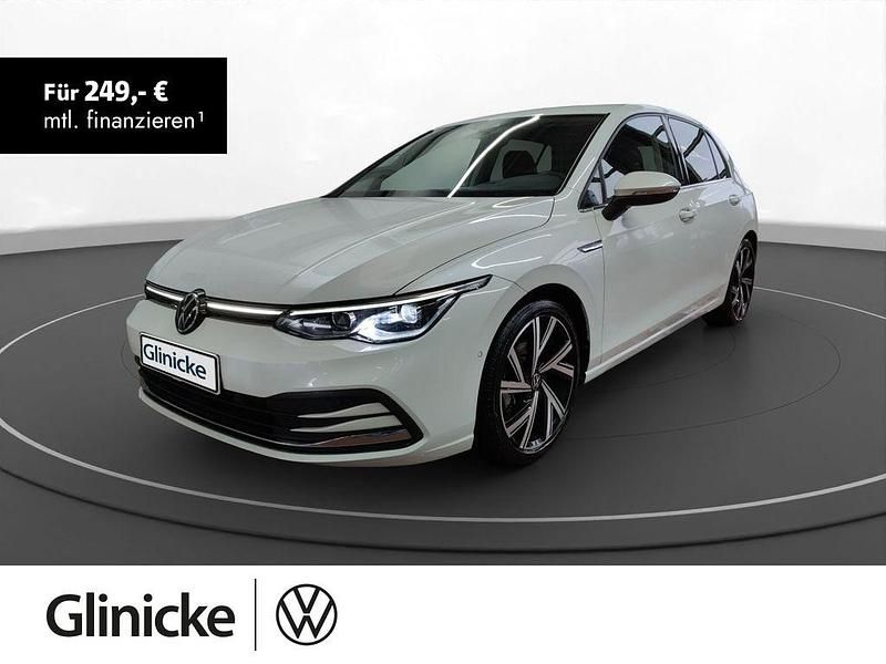Oryxweiß perlmutteffekt Gebraucht 2022 VW Golf VIII Style Limousine | 26.360 € (Fairer Preis) - Bild 1/3