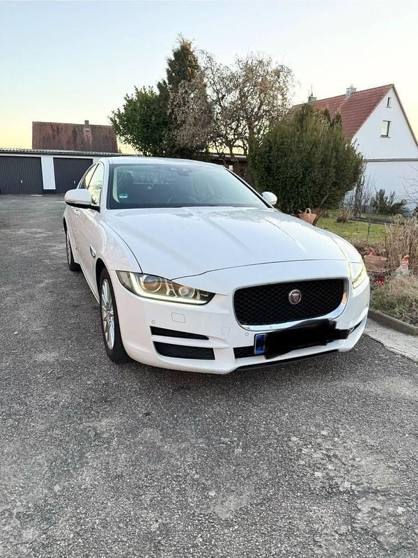 Weiß Gebraucht 2015 Jaguar XE Portfolio Limousine | 11.799 € (Fairer Preis) - Bild 1/4