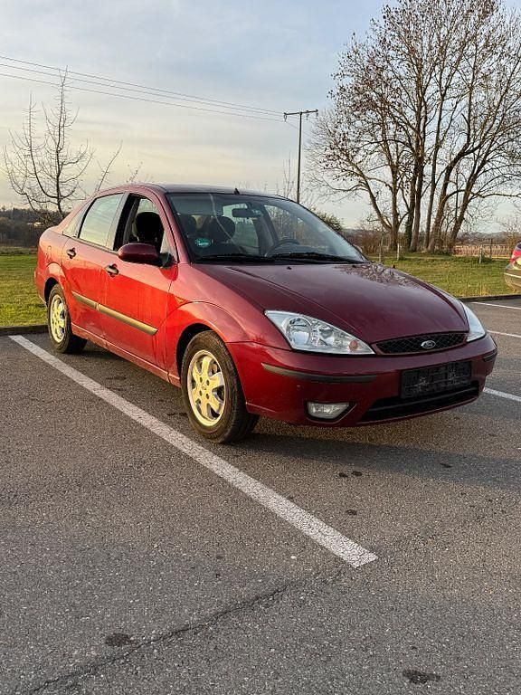 Rot Gebraucht 2001 Ford Focus Trend Limousine | 1.400 € (Fairer Preis) - Bild 1/4