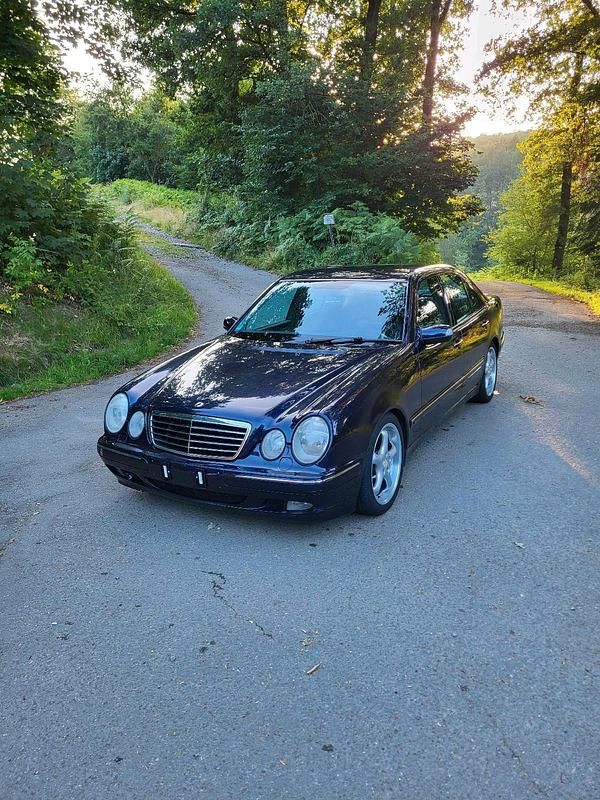 Violet Gebraucht 2000 Mercedes E280 Avantgarde Limousine | 4.699 € (Fairer Preis) - Bild 1/4