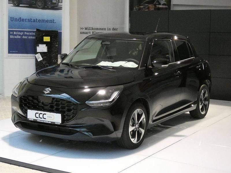 Schwarz Neu 2025 Suzuki Swift Comfort+ Limousine | 22.680 € - Bild 1/4