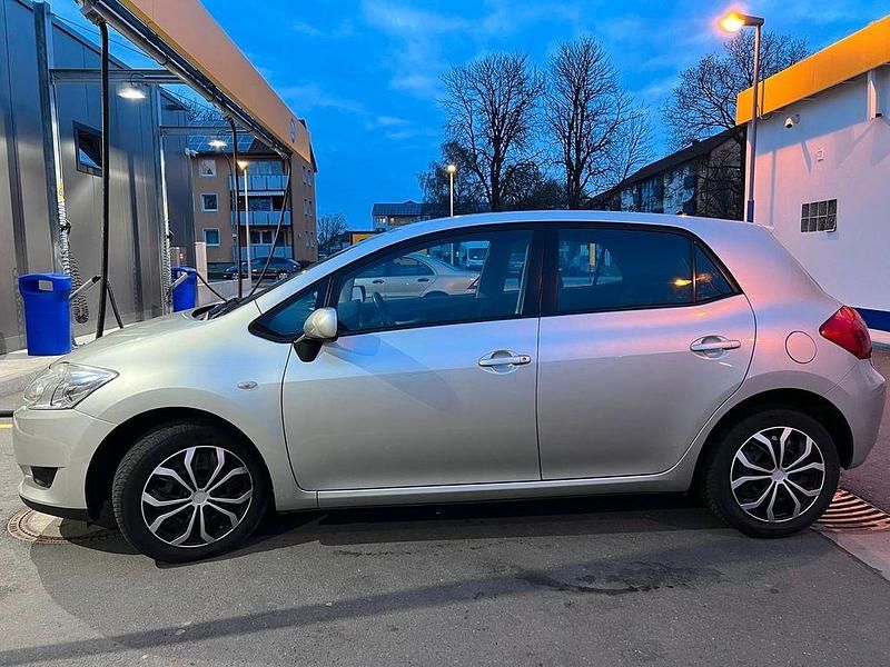 Gebraucht Toyota Auris Sol 124 PS (91 kW) 2008 Silber Kleinwagen