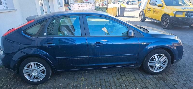 Gebraucht Ford Focus Ghia 101 PS (74 kW) 2005 Blau Limousine