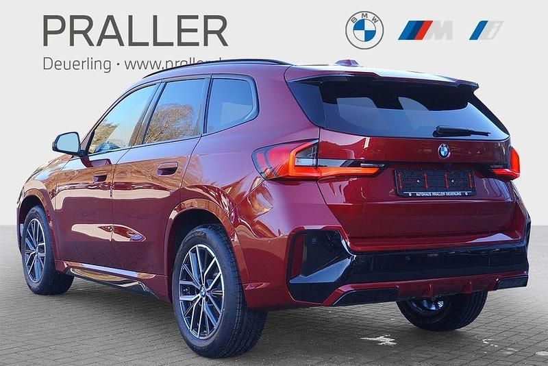 Neu BMW X1 M Sport 156 PS (114 kW) 2025 Fire rot metallic SUV