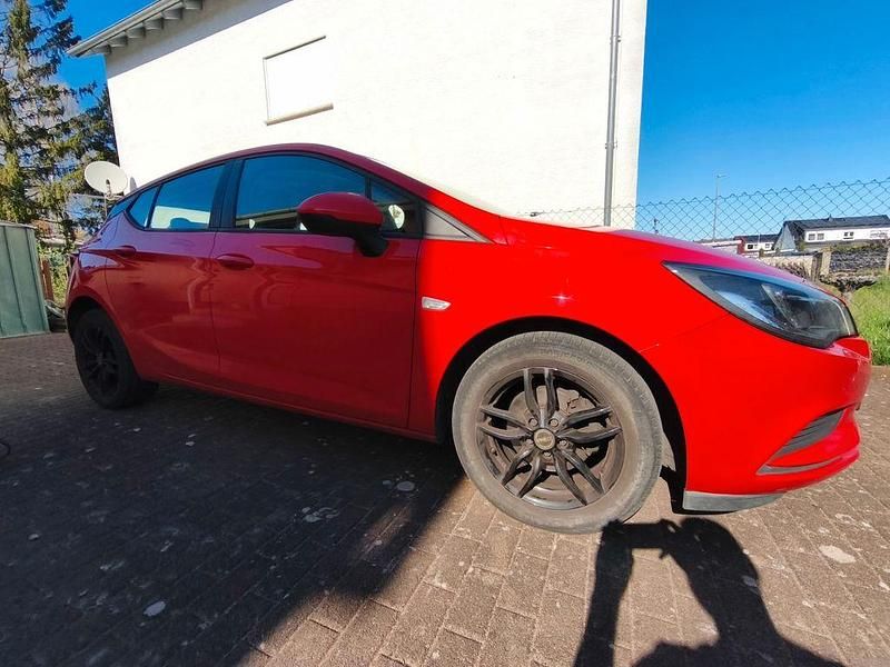 Gebraucht Opel Astra Edition 125 PS (91 kW) 2016 Rot Limousine