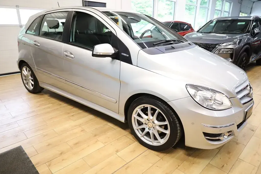 Gebraucht Mercedes B160 95 PS (69 kW) 2011 Silber Van / Kleinbus