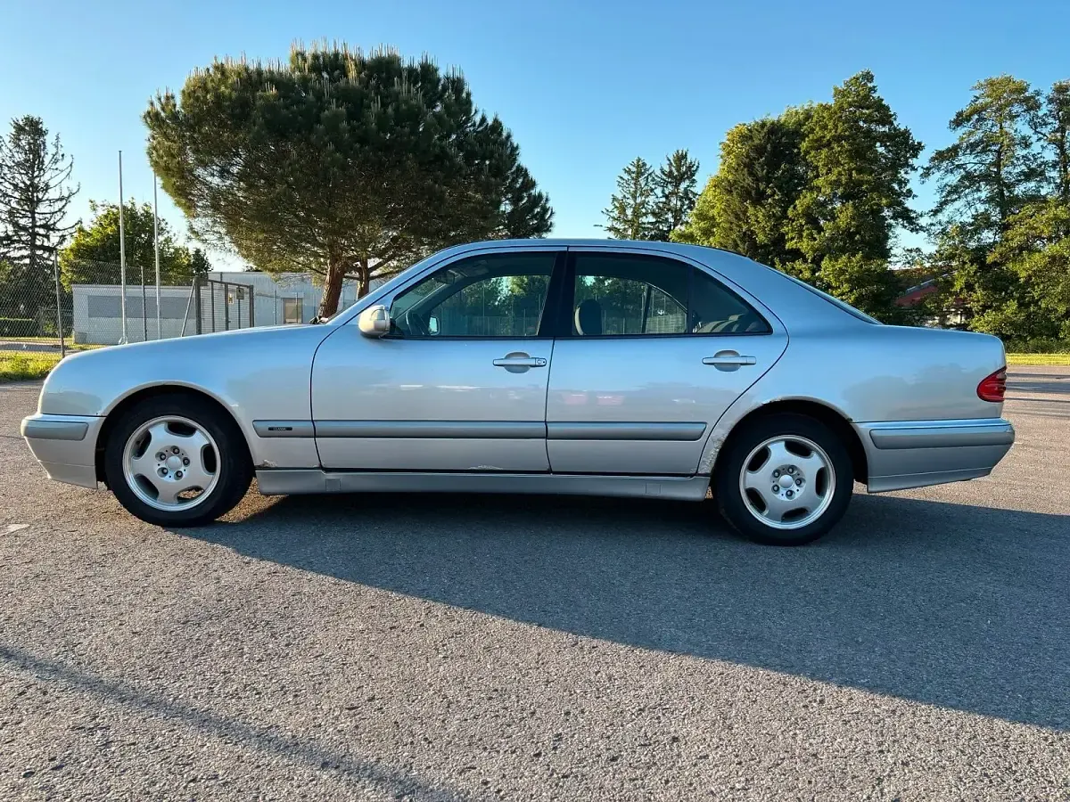 Gebraucht Mercedes E200 Classic 116 PS (85 kW) 2001 Silber Limousine