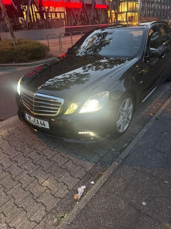 Gebraucht Mercedes E250 AMG line 204 PS (150 kW) 2010 Schwarz Limousine