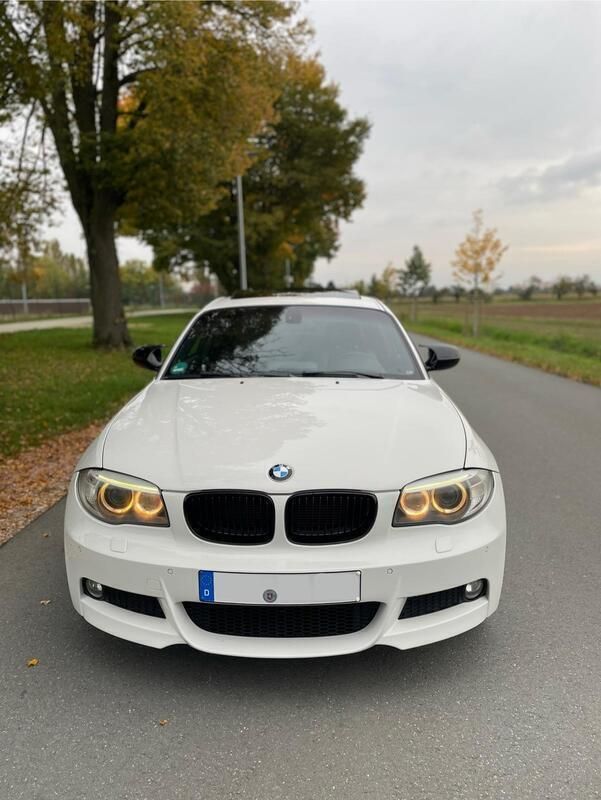 Weiß Gebraucht 2011 BMW 120 Coupé Advantage Coupé | 11.500 € (Teuer) - Bild 1/4