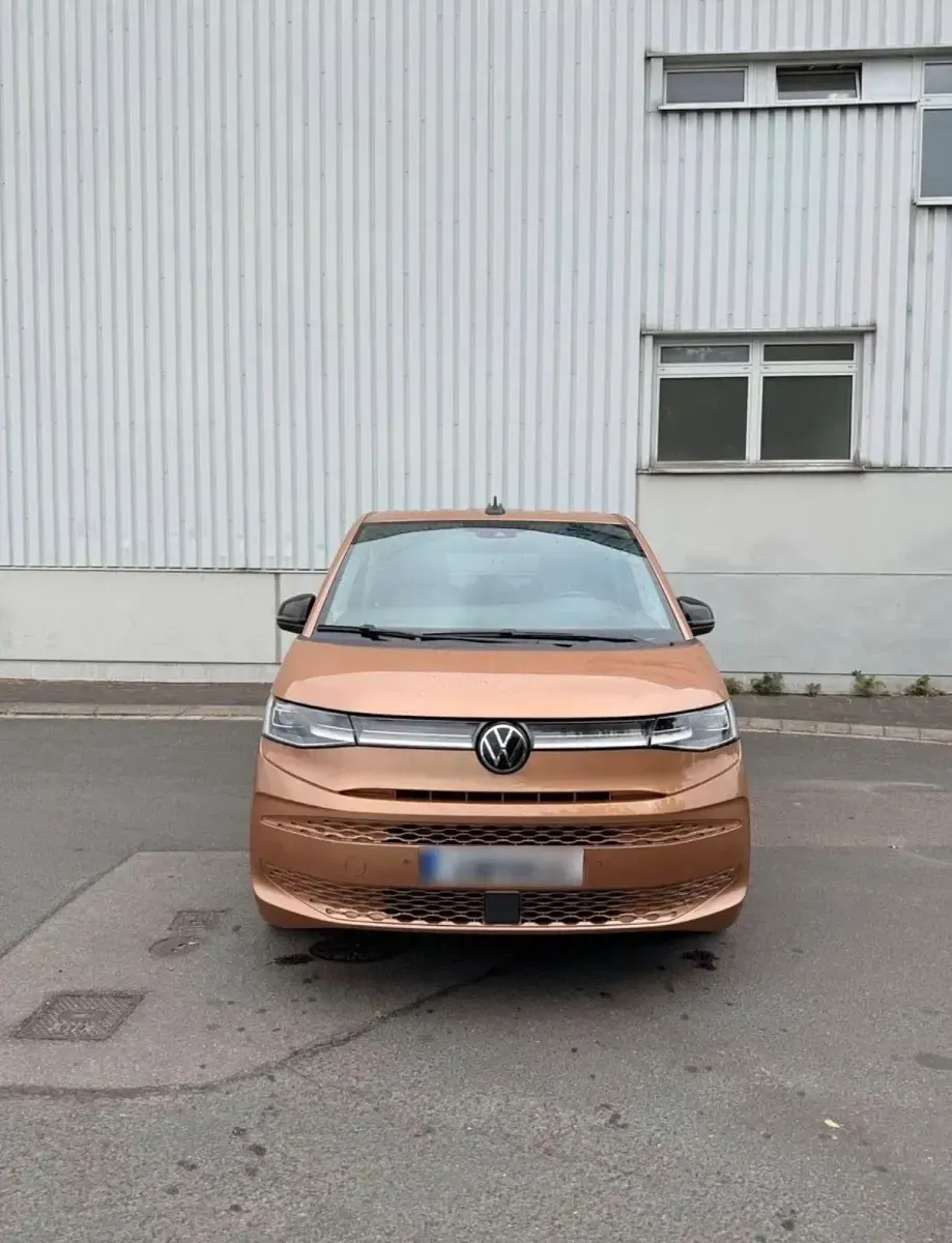 Gebraucht VW Multivan Life 150 PS (110 kW) 2024 Gold Van / Kleinbus