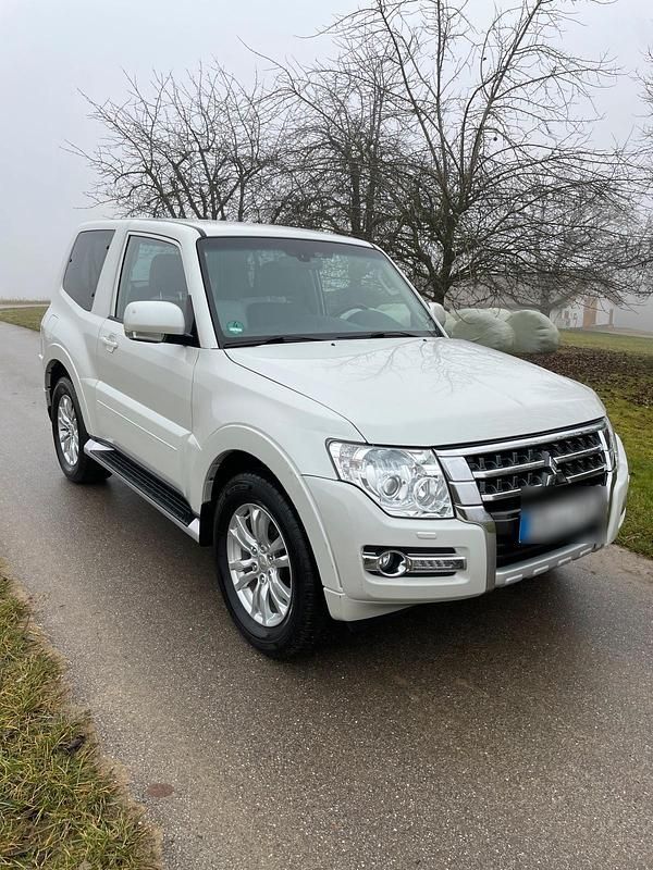 Weiß Gebraucht 2016 Mitsubishi Pajero SUV | 29.900 € (Superpreis) - Bild 1/4