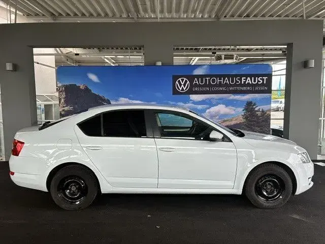 Gebraucht Skoda Octavia Ambition 105 PS (77 kW) 2015 Weiß perleffekt Kombi