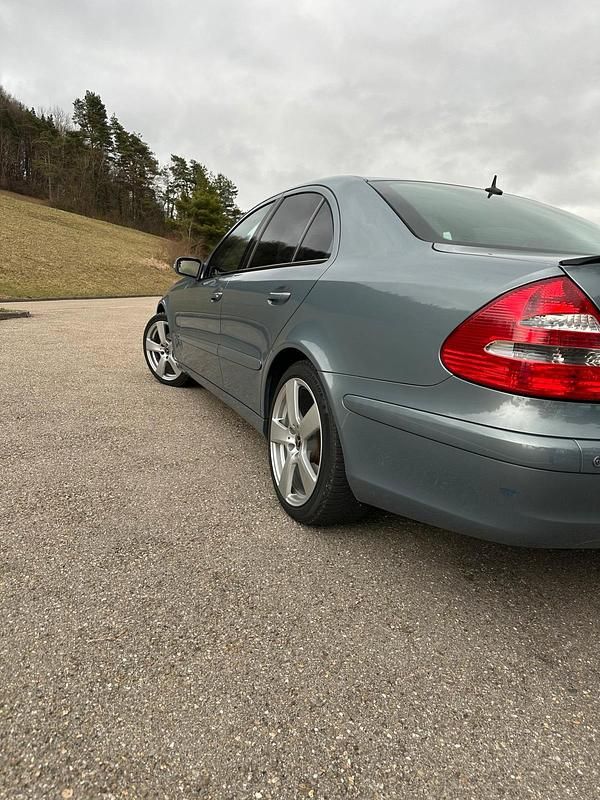 Gebraucht Mercedes E200 163 PS (119 kW) 2004 Blau Limousine