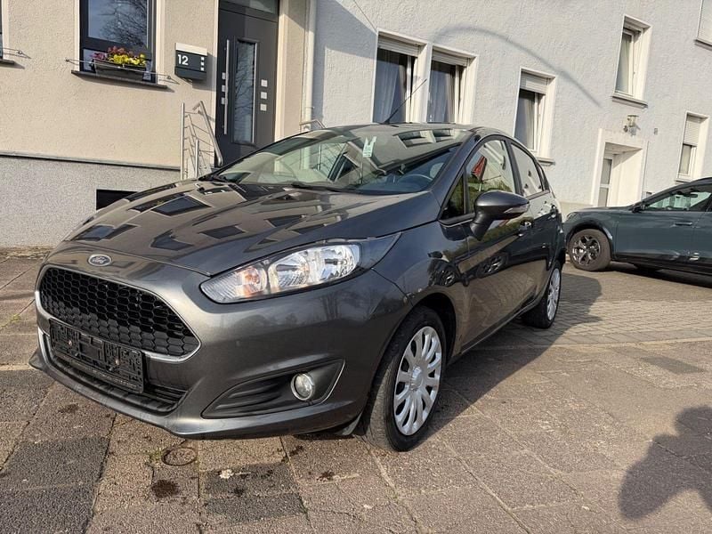 Gebraucht Ford Fiesta Trend 101 PS (74 kW) 2016 Grau Kleinwagen