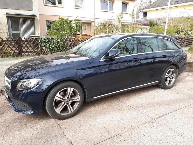 Blau Gebraucht 2018 Mercedes E220 Avantgarde Kombi | 26.222 € (Superpreis) - Bild 1/4
