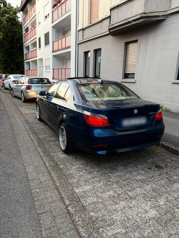 Blau Gebraucht 2005 BMW 520 Sport Line Limousine | 2.199 € - Bild 1/4
