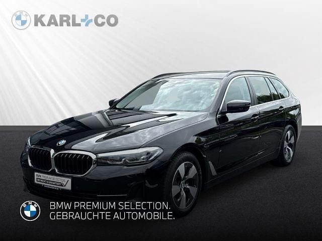 Schwarz Gebraucht 2022 BMW 520 Sport Line Kombi | 29.898 € (Superpreis) - Bild 1/4