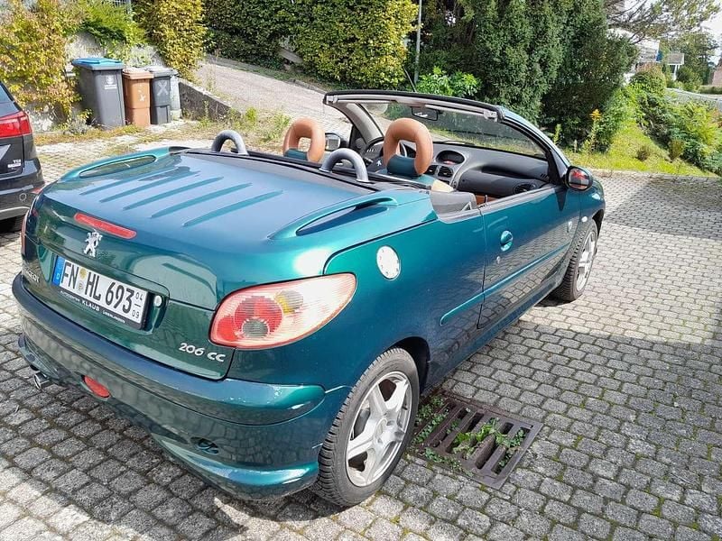 Grün Gebraucht 2004 Peugeot 206 CC Roland Garros Cabrio | 3.770 € (Etwas zu teuer) - Bild 1/4