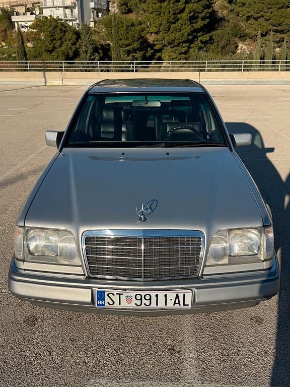 Gebraucht Mercedes E420 279 PS (205 kW) 1993 Silber Limousine
