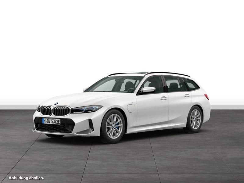 Weiß Gebraucht 2024 BMW 330e Kombi | 54.375 € - Bild 1/4