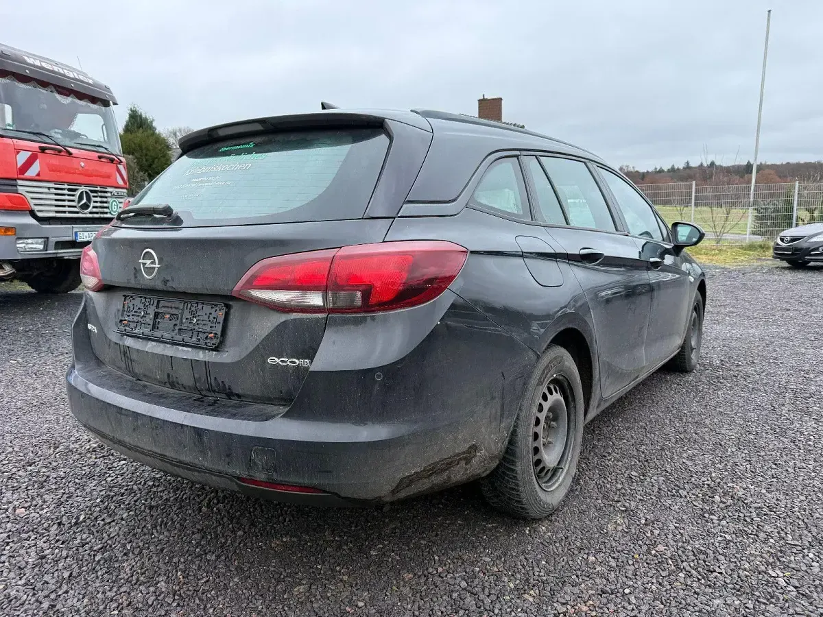 Usado Opel Astra 105 CV (77 kW) 2017 Negro Berlina