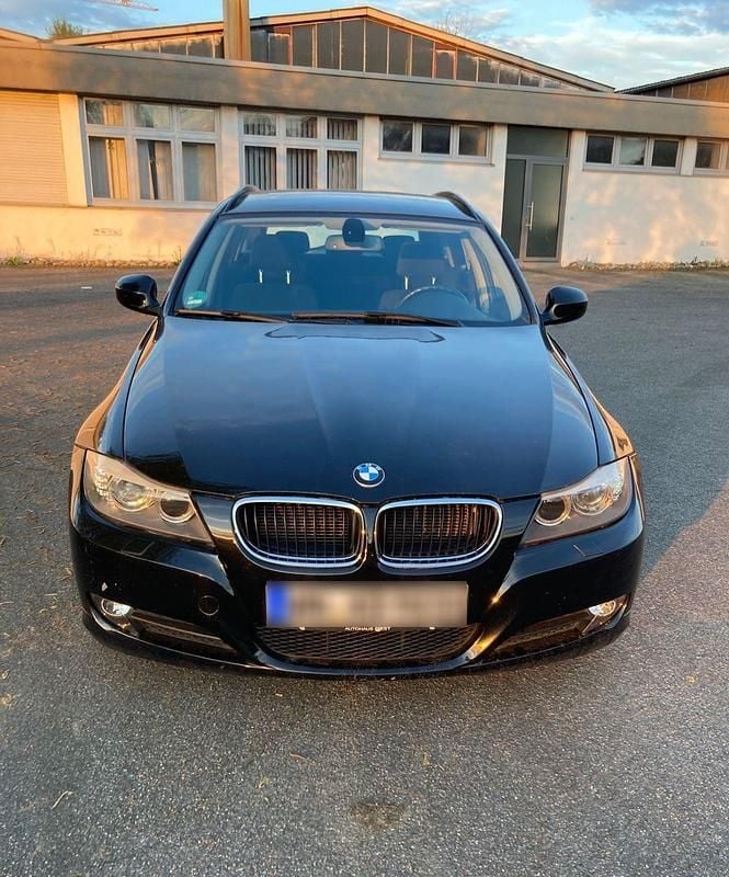 Gebraucht BMW 318 143 PS (105 kW) 2012 Schwarz Kombi