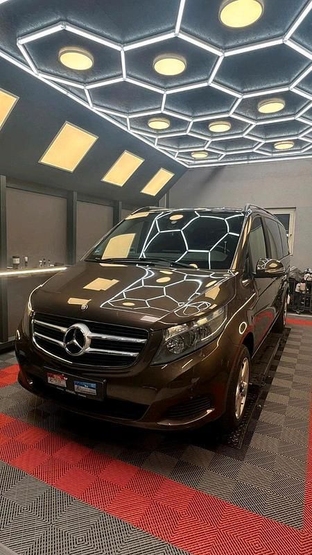 Gebraucht 2015 Mercedes V220 Edition Van / Kleinbus | 36.000 € (Teuer) - Bild 1/4
