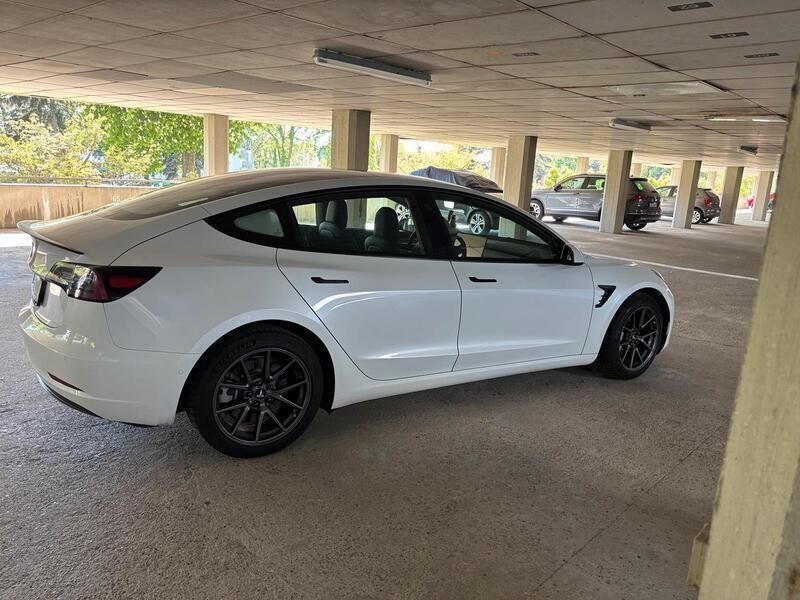 Weiß Gebraucht 2021 Tesla Model 3 Standard Range Limousine | 24.500 € (Fairer Preis) - Bild 1/4
