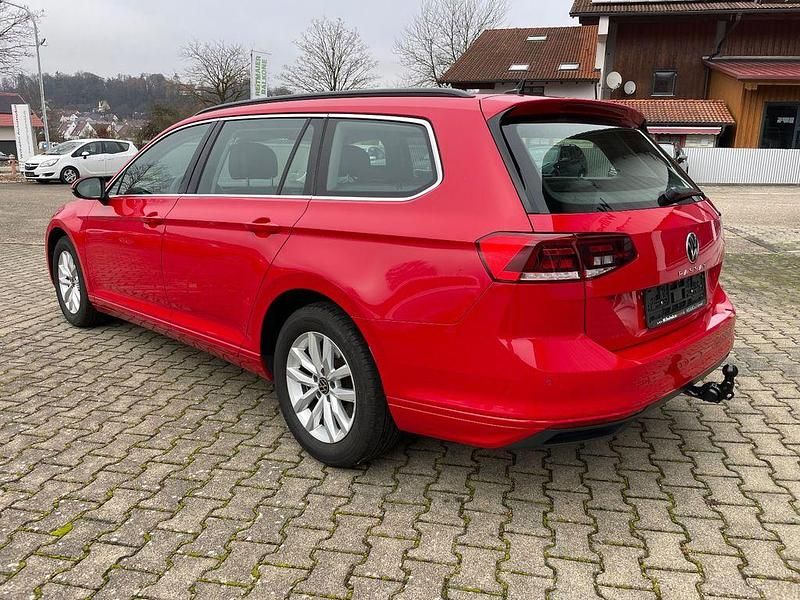 Gebraucht VW Passat Business 122 PS (89 kW) 2023 Rot Kombi